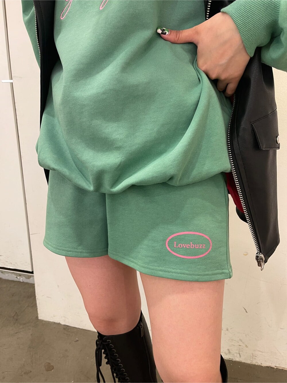 ブラック系のブーツ、ブラック系のボストンバッグ、ブラック系のライダースジャケットを着用したレディースの夏コーディネートの10枚目の写真