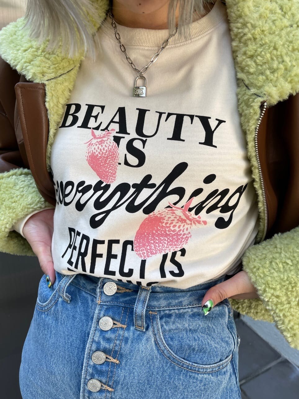 ブラック系のブーツ、ブラウン系のその他アウター、ブルー系のデニムスカートを着用したレディースの夏コーディネートの8枚目の写真