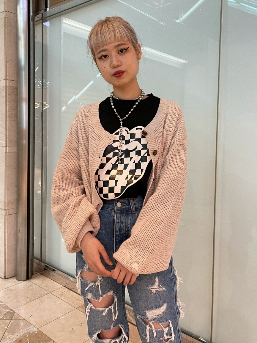 ブルー系のデニムパンツ、ホワイト系のニット/セーター、ブラック系のTシャツ/カットソーを着用したレディースの春コーディネートの3枚目の写真