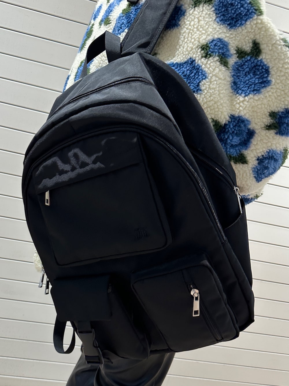 ホワイト系のブルゾン、グレー系のスウェット、ブラック系のその他パンツを着用したレディースの冬コーディネートの9枚目の写真