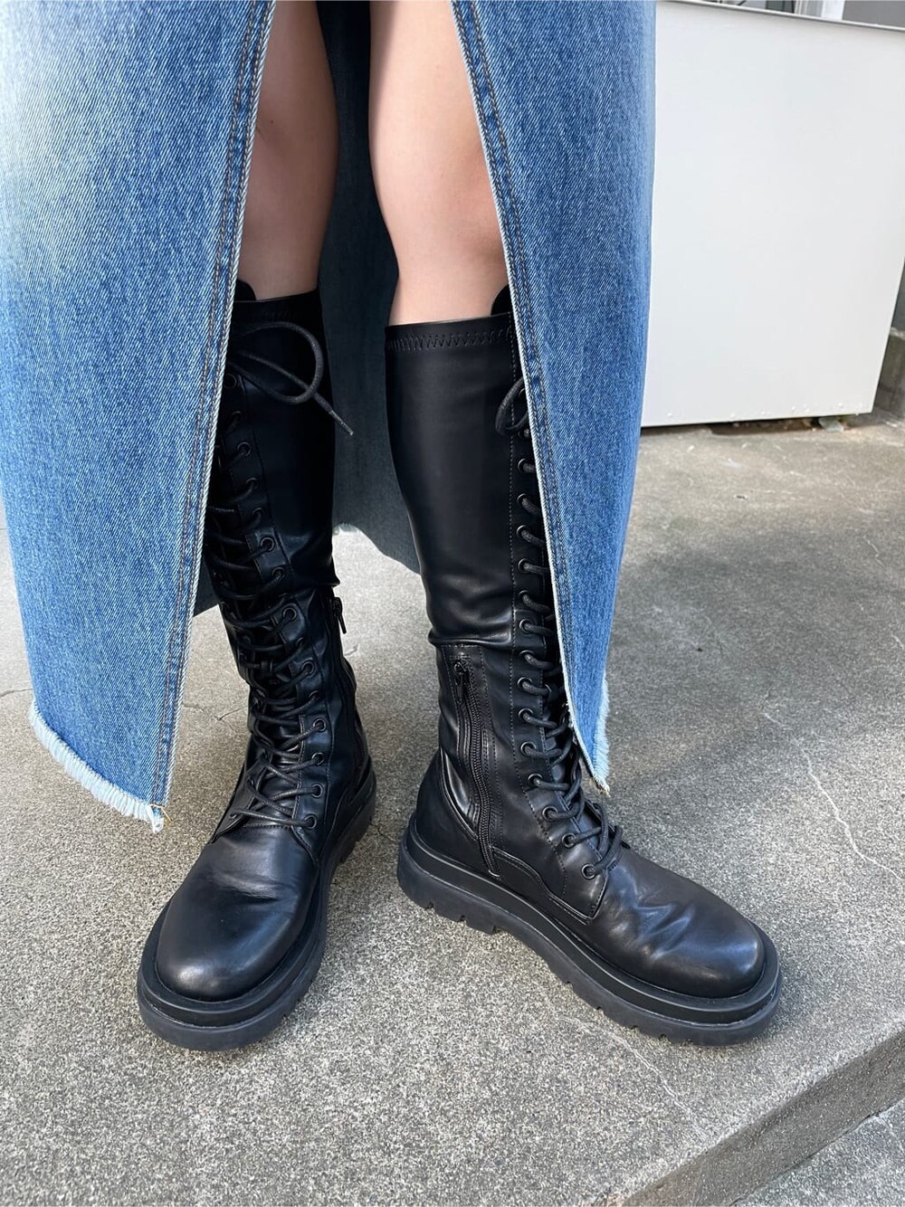 ブルー系のスカート、その他のTシャツ/カットソー、ブラック系のブーツを着用したレディースの秋コーディネートの10枚目の写真