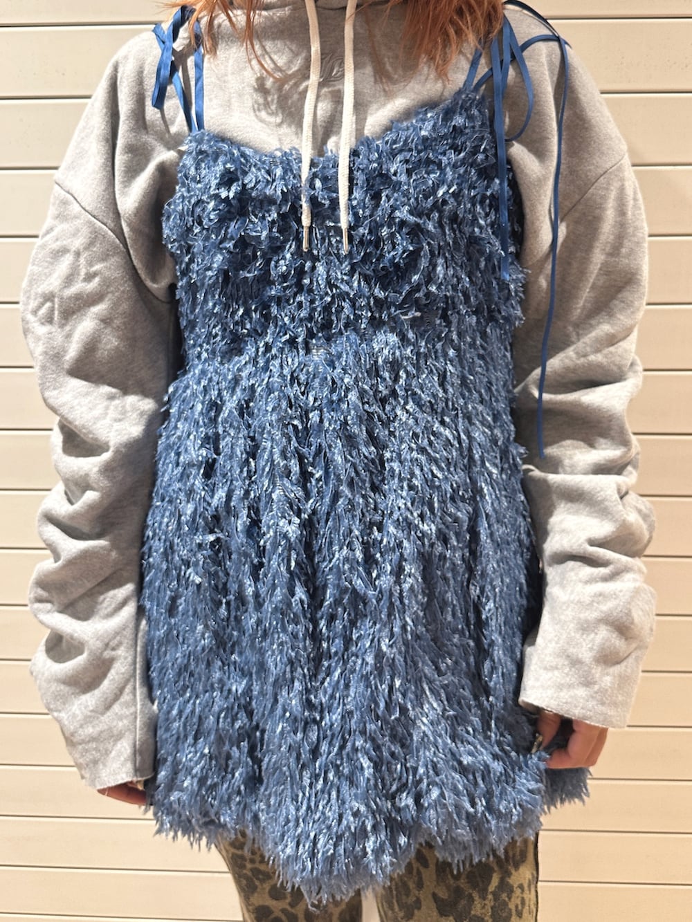 ブルー系のワンピース、グレー系のパーカー、ブラウン系のその他パンツを着用したレディースの秋コーディネートの8枚目の写真