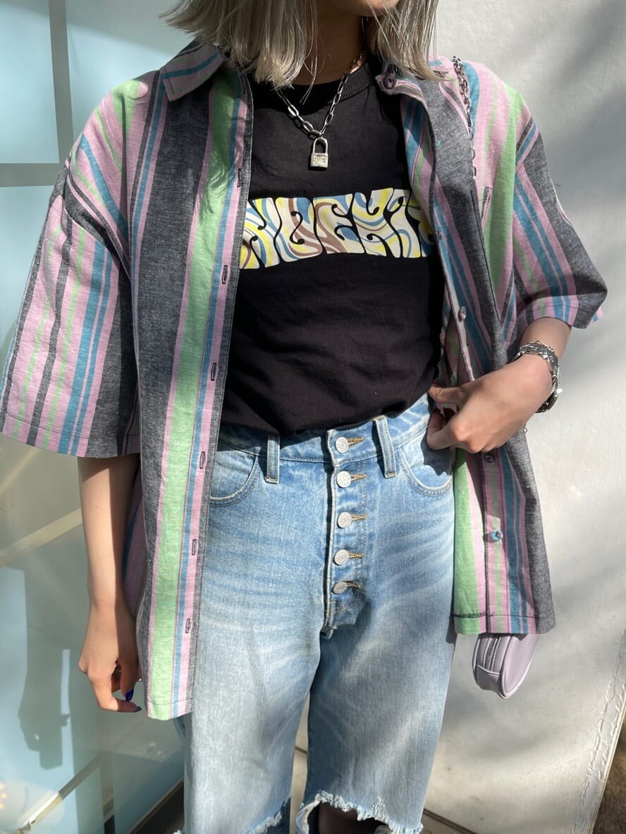 ブルー系のデニムパンツ、ブラック系のTシャツ/カットソー、ブラック系のシャツ/ブラウスを着用したレディースの春コーディネートの6枚目の写真