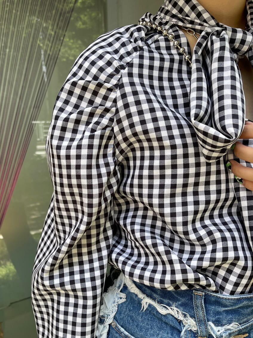 ブラック系のその他シューズ、その他のシャツ/ブラウス、ブルー系のデニムパンツを着用したレディースの夏コーディネートの9枚目の写真