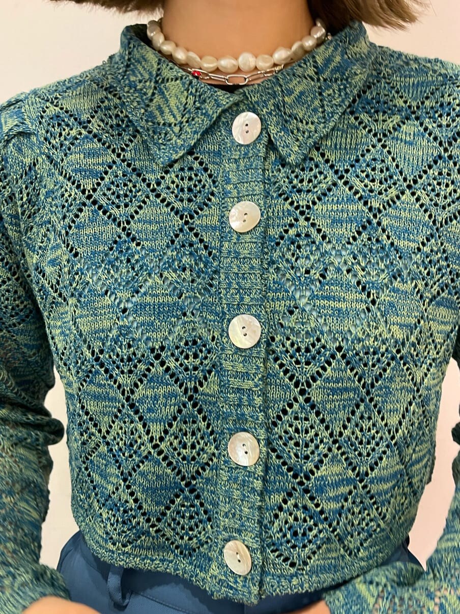 ブルー系のスラックス、グリーン系のシャツ/ブラウス、シルバー系のチョーカーを着用したレディースの冬コーディネートの6枚目の写真