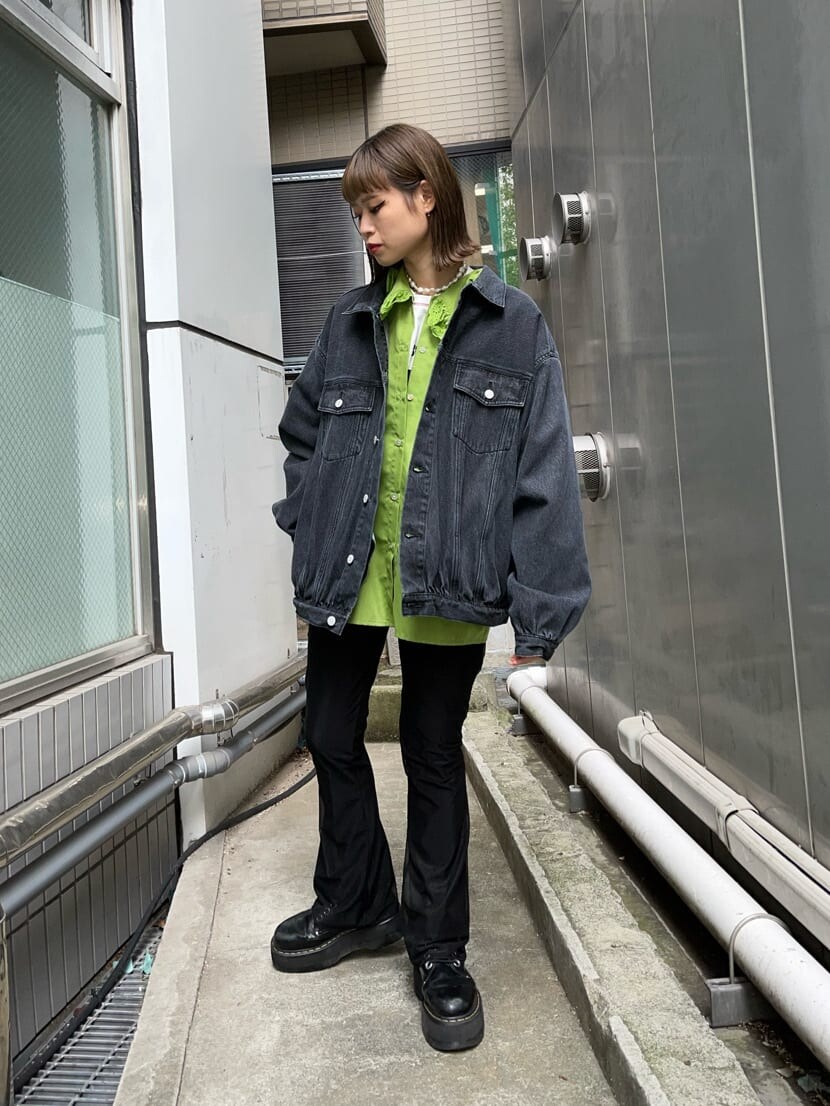 グリーン系のシャツ/ブラウス、ブラック系のデニムジャケットを着用したレディースの秋コーディネートの3枚目の写真
