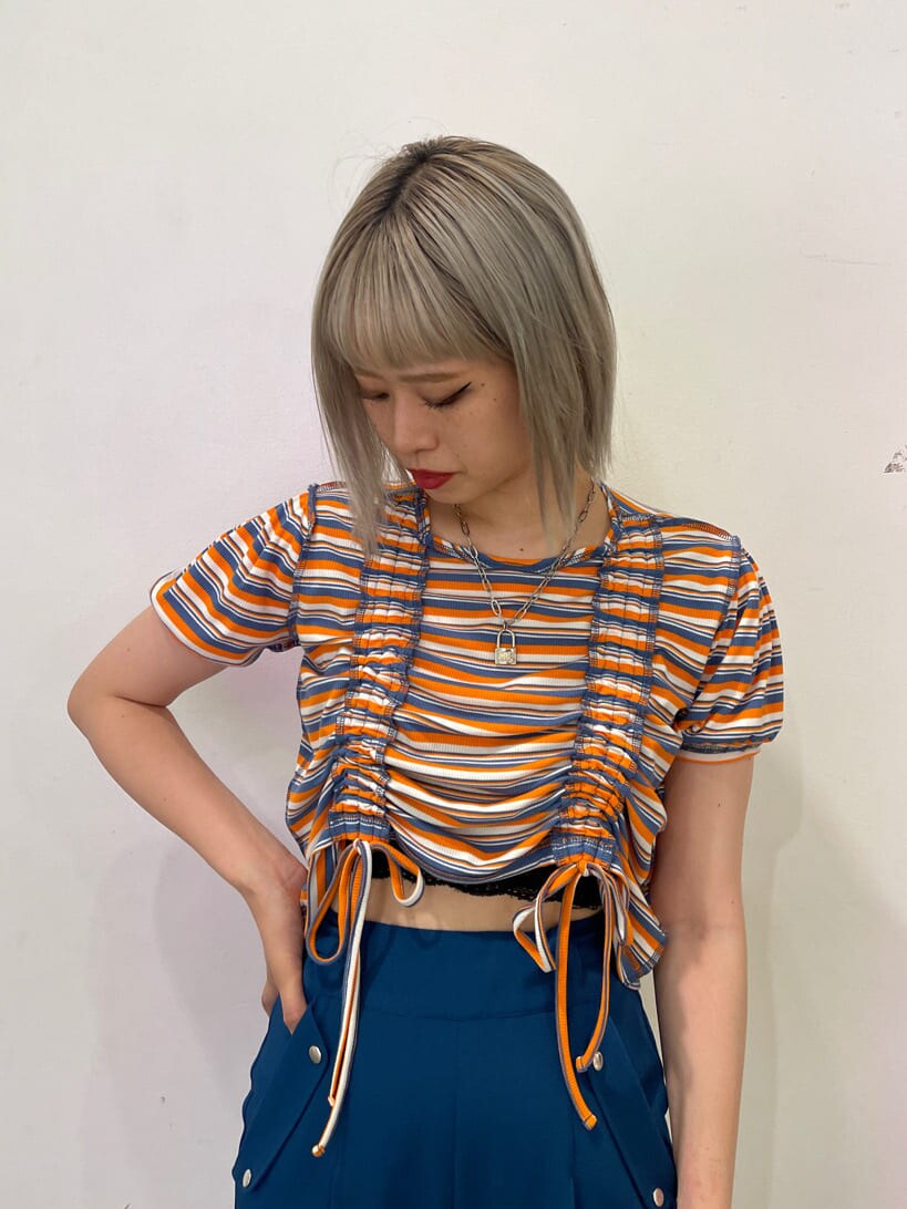 ブラック系のその他シューズ、その他のTシャツ/カットソー、ブルー系のその他パンツを着用したレディースの夏コーディネートの5枚目の写真