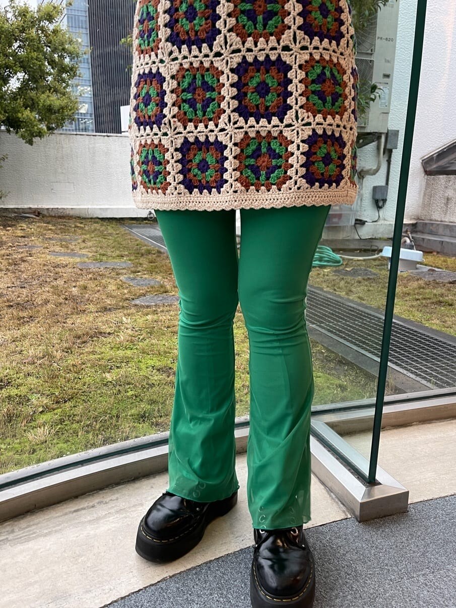 グリーン系のその他パンツ、ベージュ系のニット/セーター、ホワイト系のTシャツ/カットソーを着用したレディースの春コーディネートの10枚目の写真