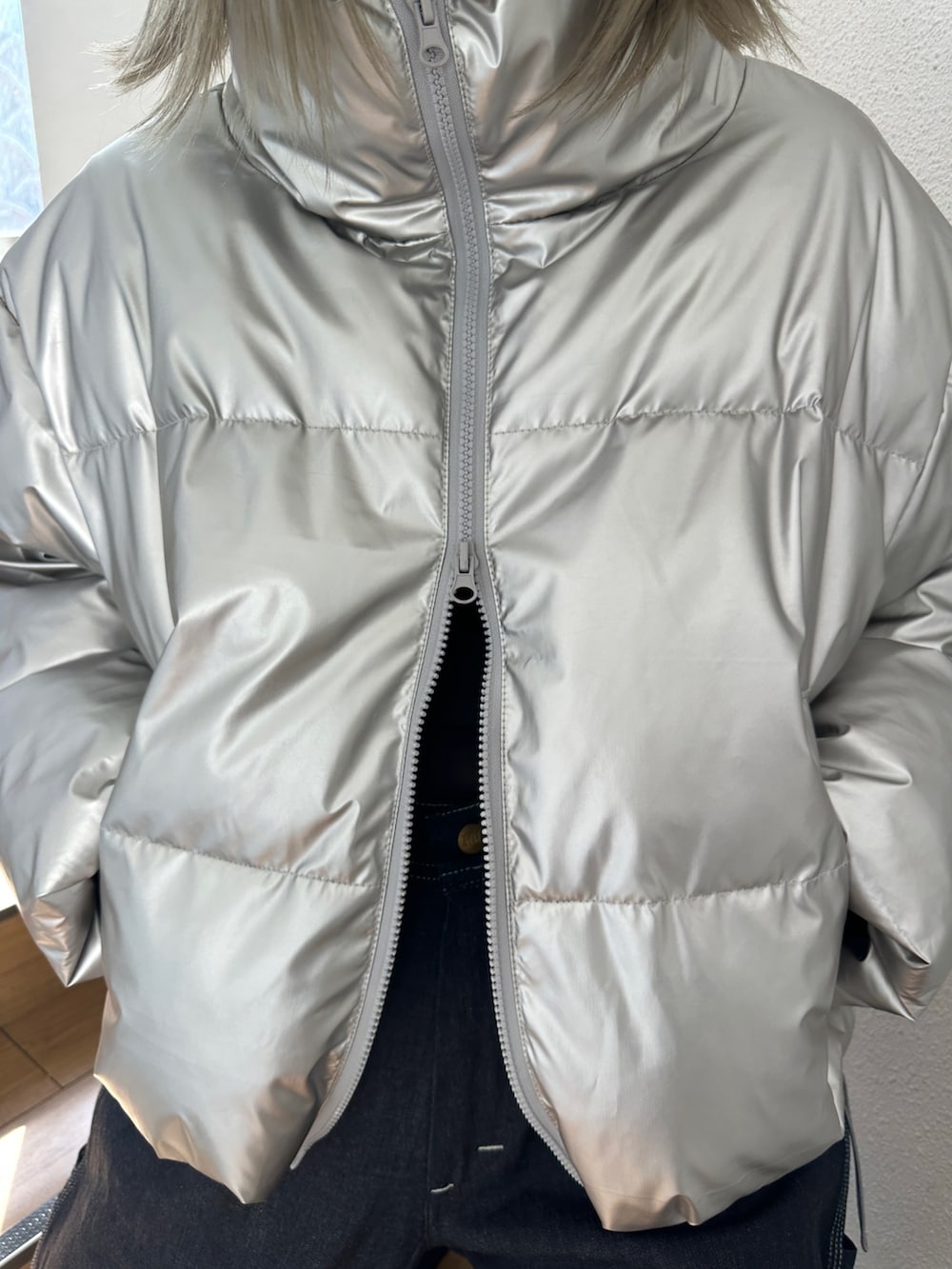 シルバー系のダウンジャケット/コート、ブラック系のTシャツ/カットソー、ブラック系のスニーカーを着用したレディースの秋コーディネートの7枚目の写真