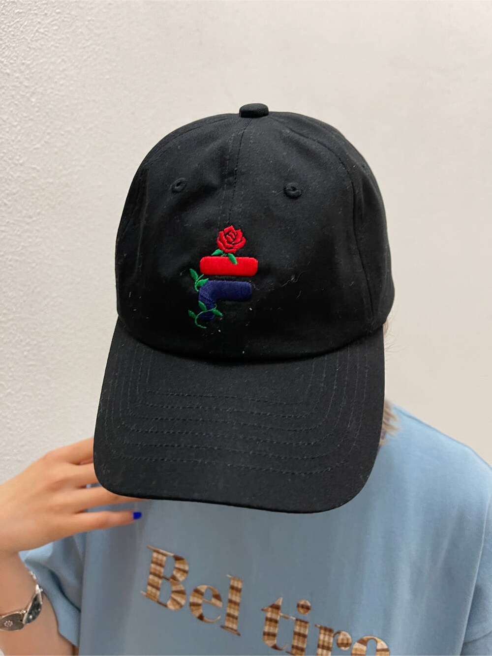 ブラック系のブーツ、グリーン系のワンピース、ブルー系のTシャツ/カットソーを着用したレディースの春コーディネートの9枚目の写真