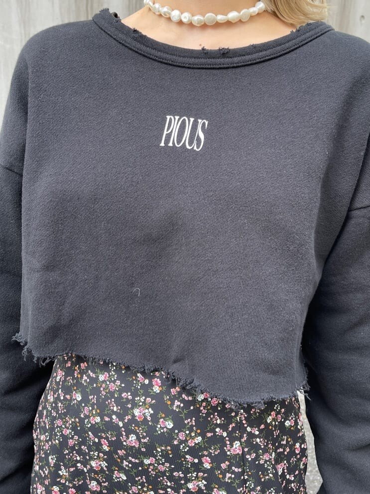 ブラック系のワンピース、ブラック系のTシャツ/カットソーを着用したレディースの春コーディネートの8枚目の写真