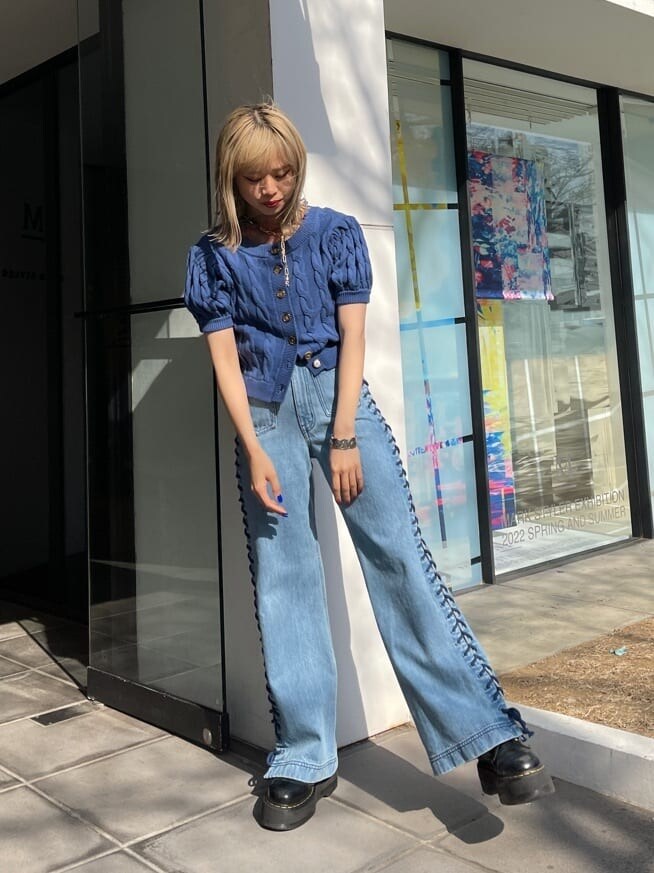 その他のTシャツ/カットソー、ブルー系のニット/セーター、ブルー系のデニムパンツを着用したレディースの春コーディネートの2枚目の写真