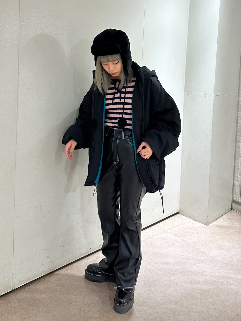 ブラック系のその他パンツ、ブラック系のその他アウター、ピンク系のニット/セーターを着用したレディースの冬コーディネートの2枚目の写真