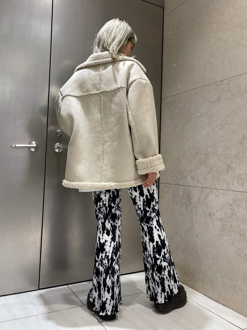 その他のその他パンツ、ホワイト系のTシャツ/カットソー、ホワイト系のムートンコートを着用したレディースの夏コーディネートの4枚目の写真