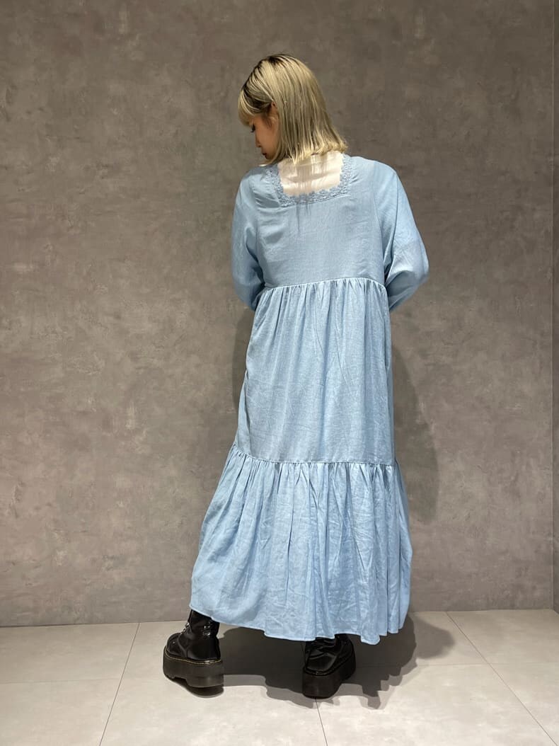 ブラック系のブーツ、ブルー系のワンピースを着用したレディースの夏コーディネートの3枚目の写真