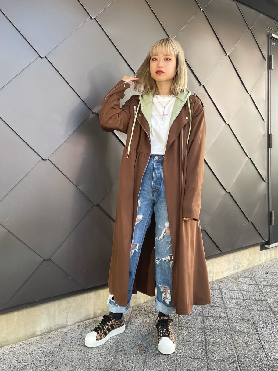 ブルー系のデニムパンツ、ブラック系のスニーカー、ブラック系のニット/セーターを着用したレディースの冬コーディネートの2枚目の写真