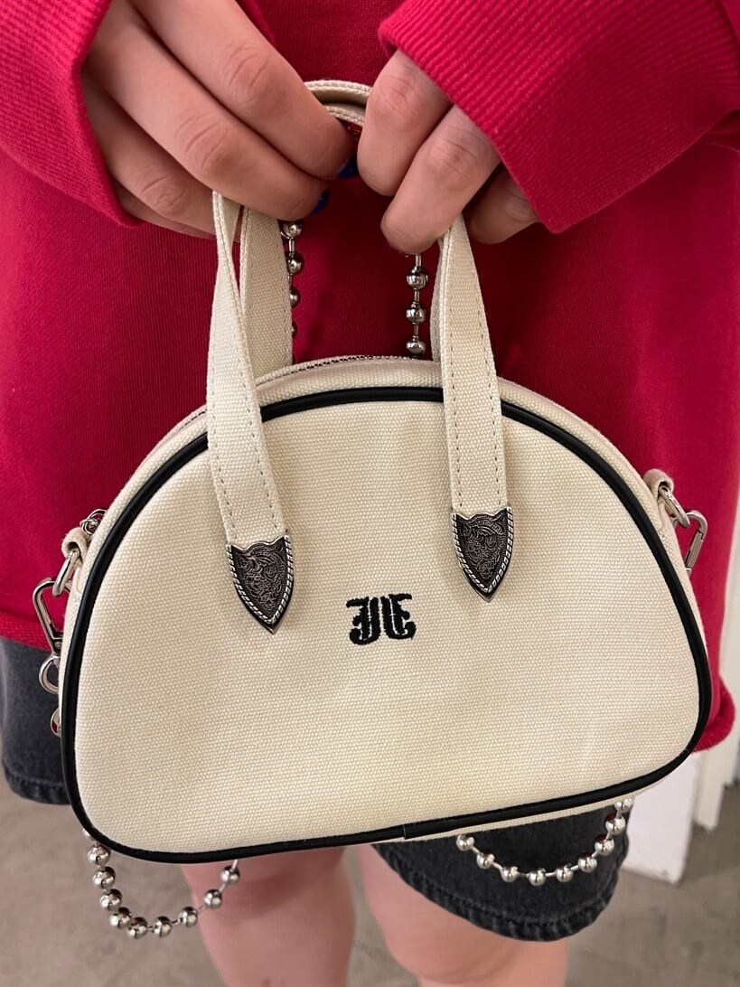 レッド系のスニーカー、ブラック系のデニムパンツ、レッド系のスウェットを着用したレディースの春コーディネートの9枚目の写真