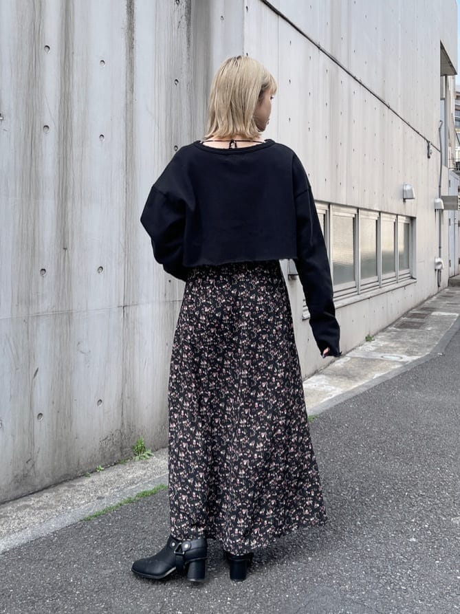 ブラック系のワンピース、ブラック系のTシャツ/カットソーを着用したレディースの春コーディネートの5枚目の写真