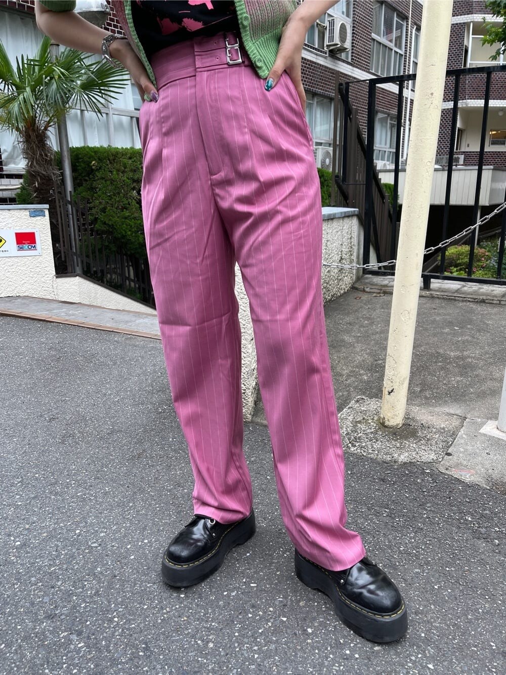 ブラック系のその他シューズ、ブラック系のTシャツ/カットソー、ピンク系のその他パンツを着用したレディースの春コーディネートの9枚目の写真