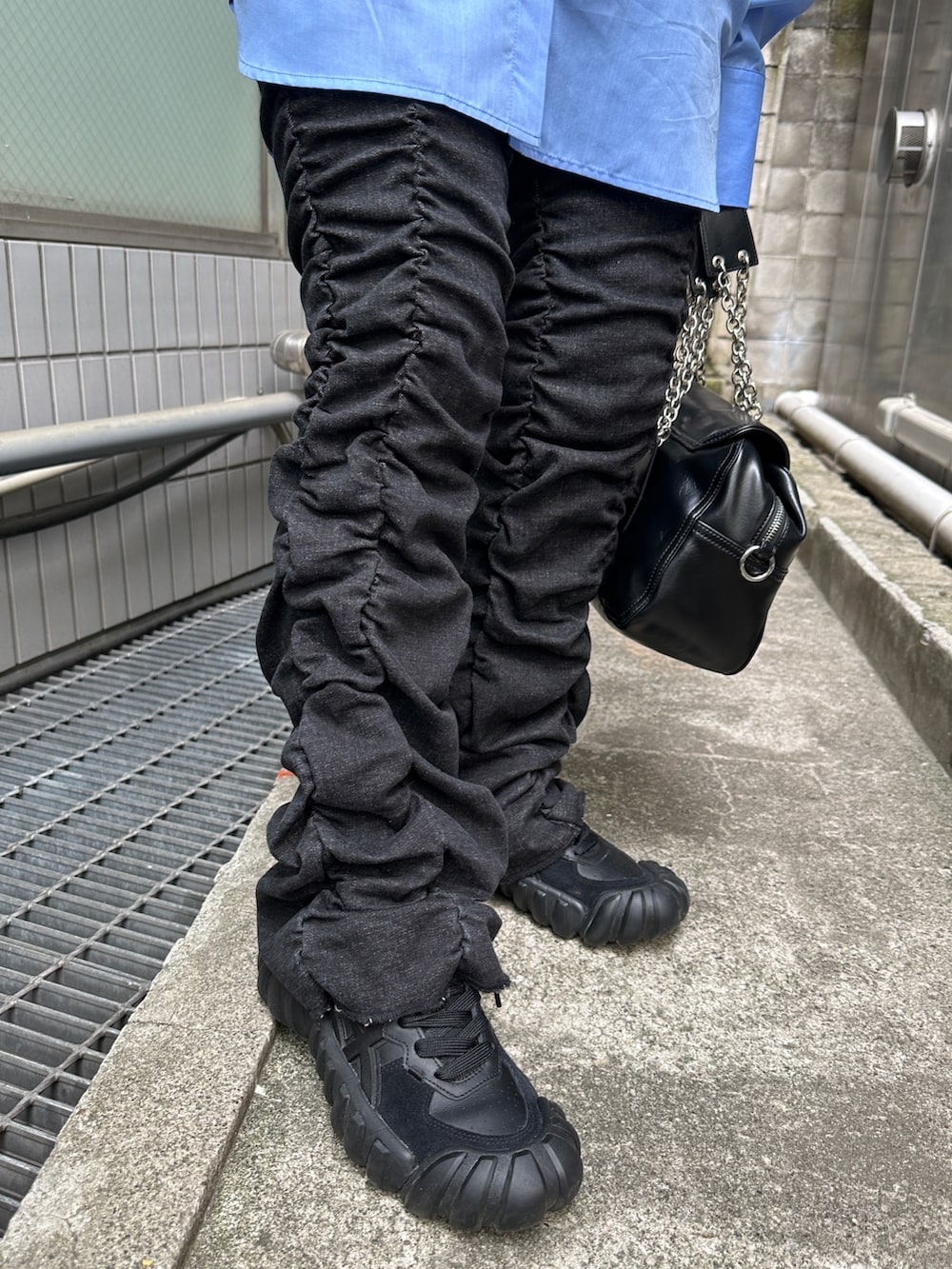 ブルー系のシャツ/ブラウス、ブラック系のスニーカー、ブラック系のその他パンツを着用したレディースの夏コーディネートの8枚目の写真