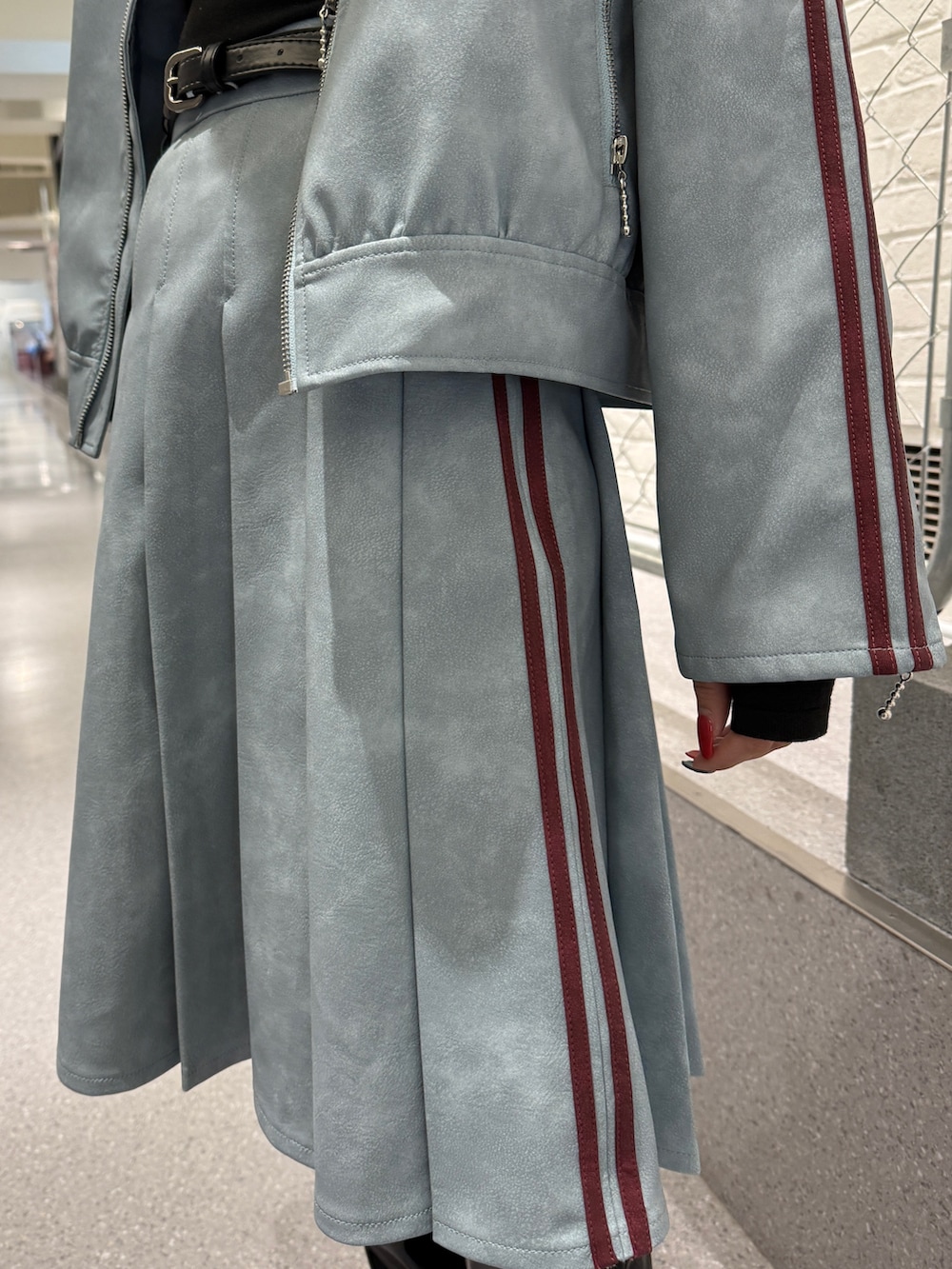 ブルー系のブルゾン、ブルー系のスカート、ブラック系のニット/セーターを着用したレディースの冬コーディネートの8枚目の写真