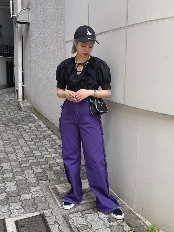 ブラック系のシャツ/ブラウス、ベージュ系のTシャツ/カットソー、ブラック系のボストンバッグを着用したレディースの夏コーディネートの3枚目の写真