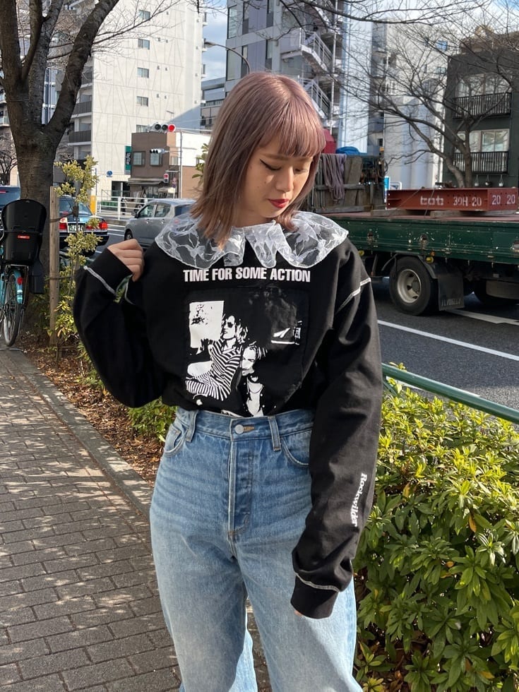 ブルー系のデニムパンツ、ブルー系のシャツ/ブラウス、ブラック系のTシャツ/カットソーを着用したレディースの冬コーディネートの5枚目の写真