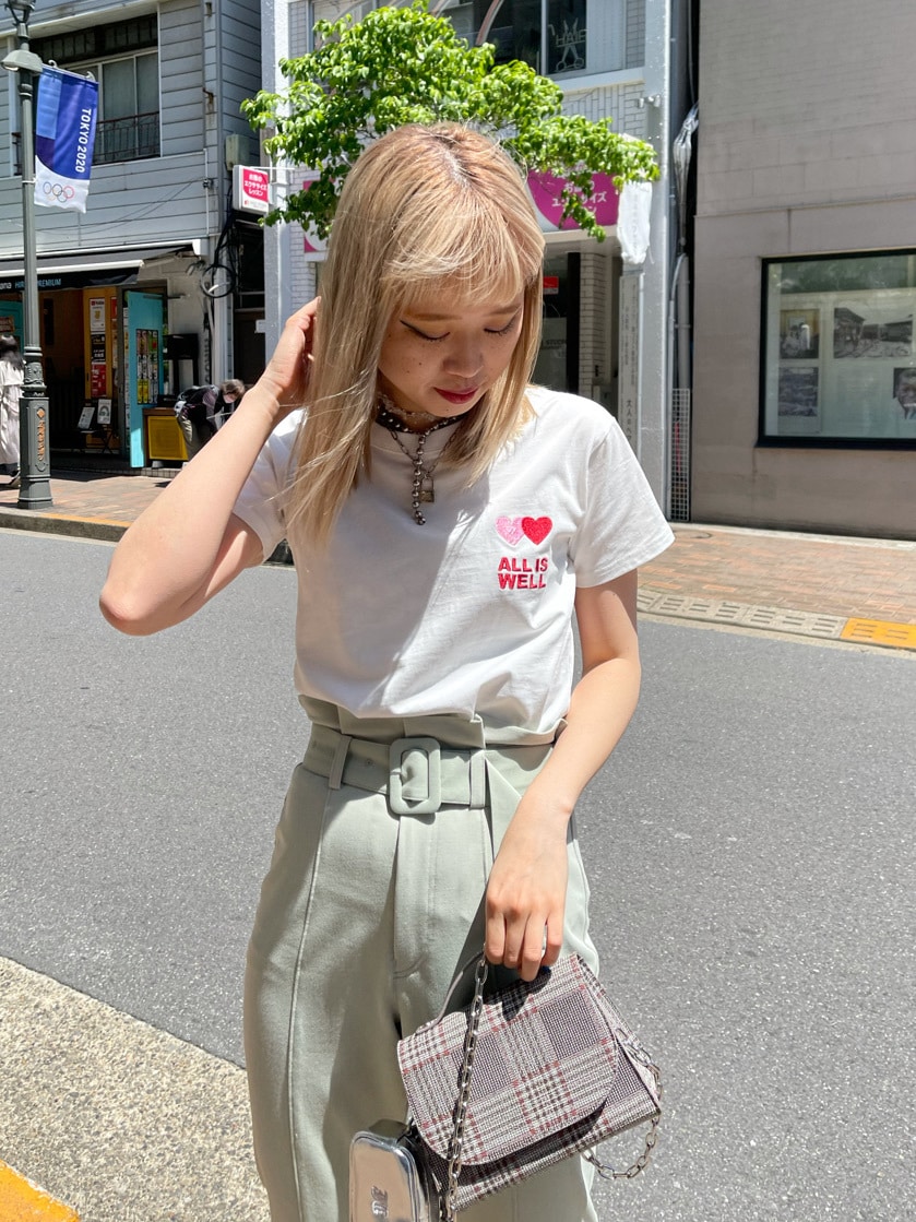 グリーン系のスラックス、その他のショルダーバッグ、ホワイト系のTシャツ/カットソーを着用したレディースの春コーディネートの5枚目の写真
