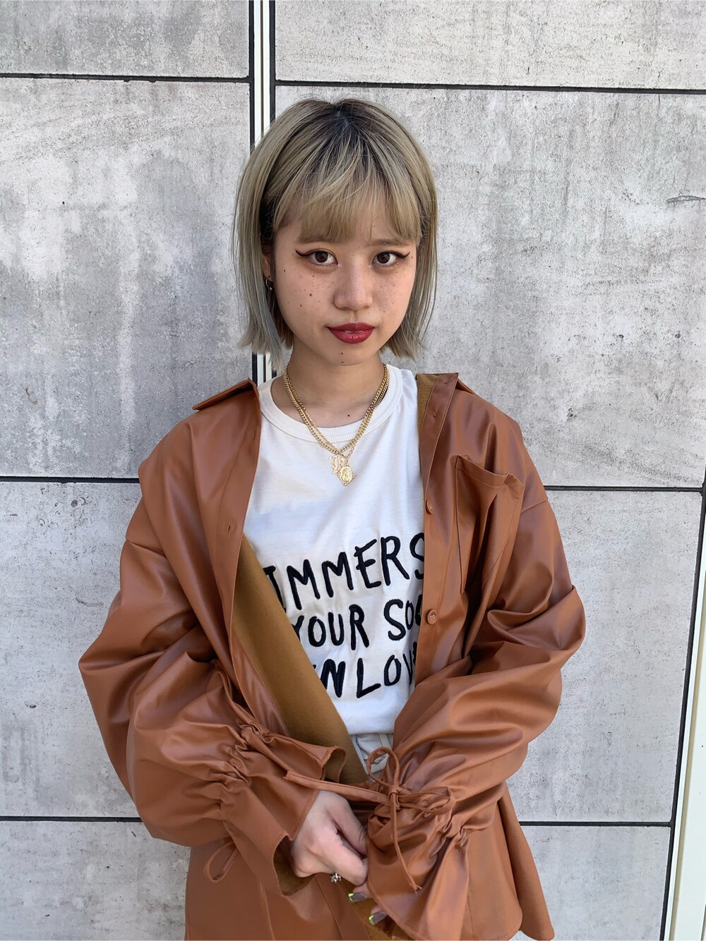 ブラウン系のシャツ/ブラウス、ホワイト系のその他パンツ、ホワイト系のTシャツ/カットソーを着用したレディースの夏コーディネートの2枚目の写真