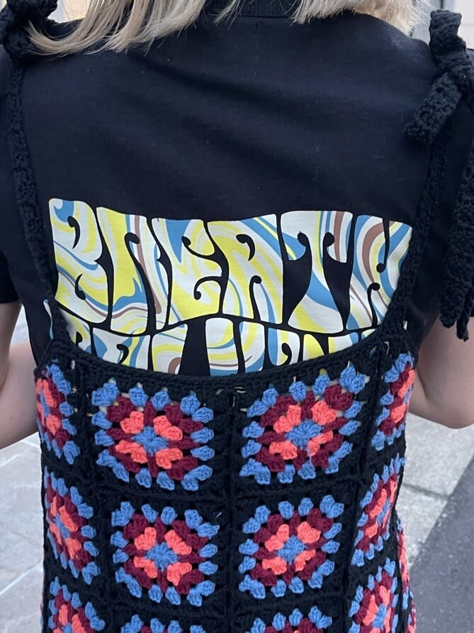 ブラック系のデニムパンツ、ブラック系のキャミソール、ブラック系のTシャツ/カットソーを着用したレディースの春コーディネートの10枚目の写真