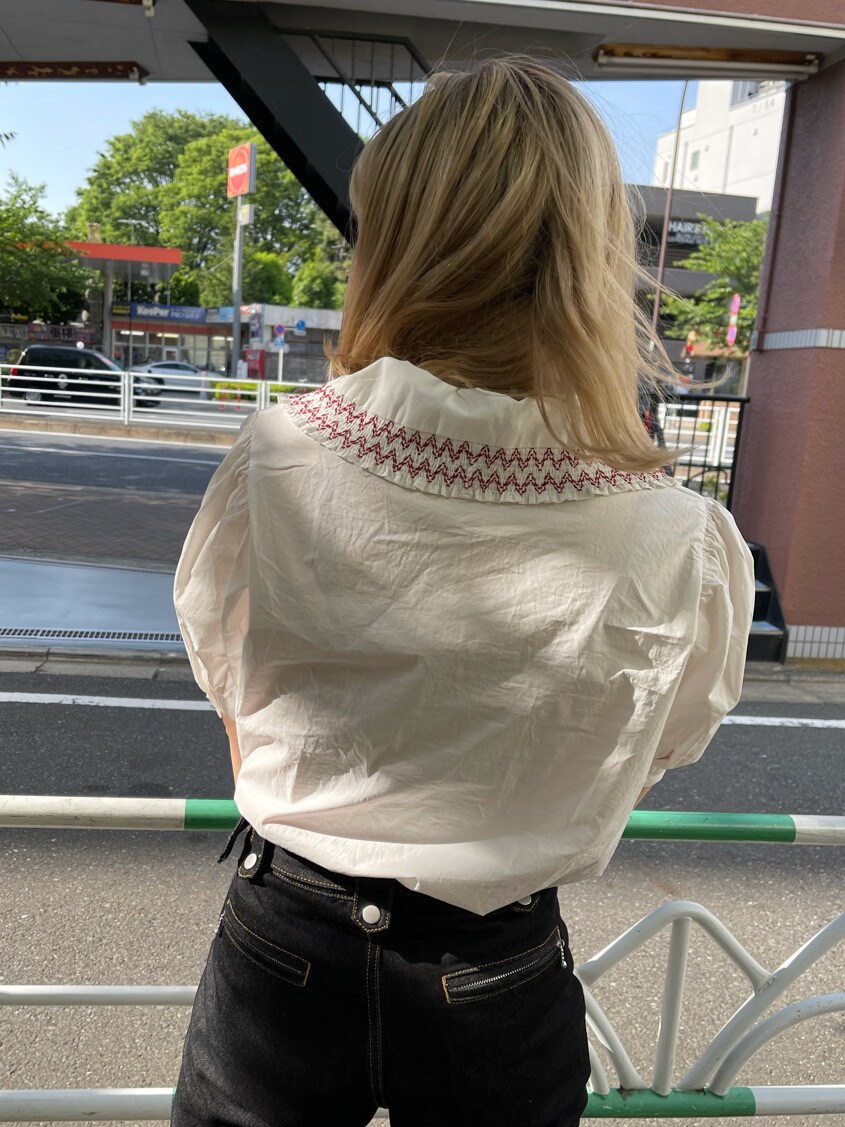 その他のトートバッグ、ホワイト系のシャツ/ブラウス、ブラック系のデニムパンツを着用したレディースの春コーディネートの6枚目の写真