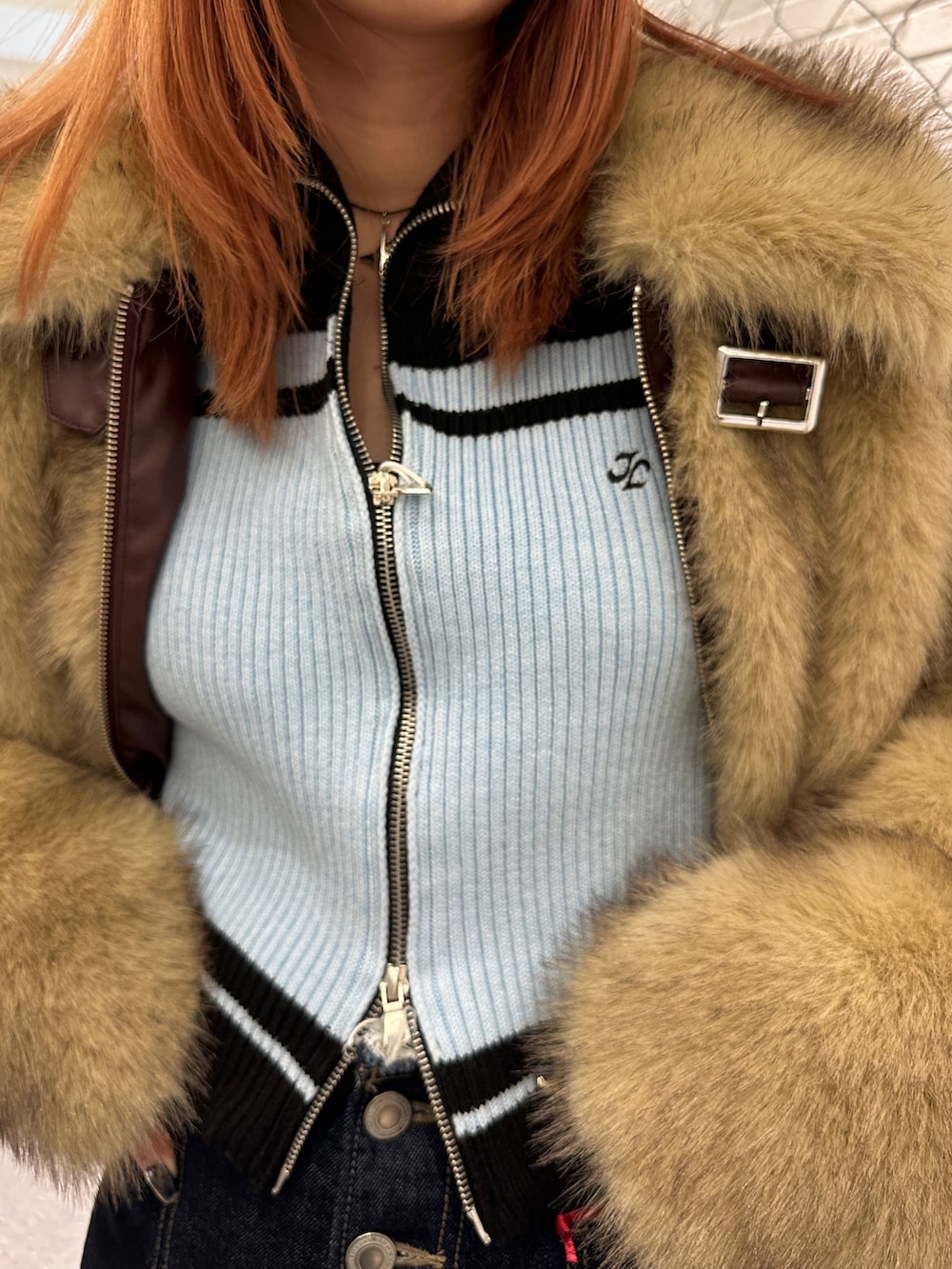 ブルー系のデニムパンツ、ブラック系のパンプス、ブラック系のニット/セーターを着用したレディースの秋コーディネートの6枚目の写真