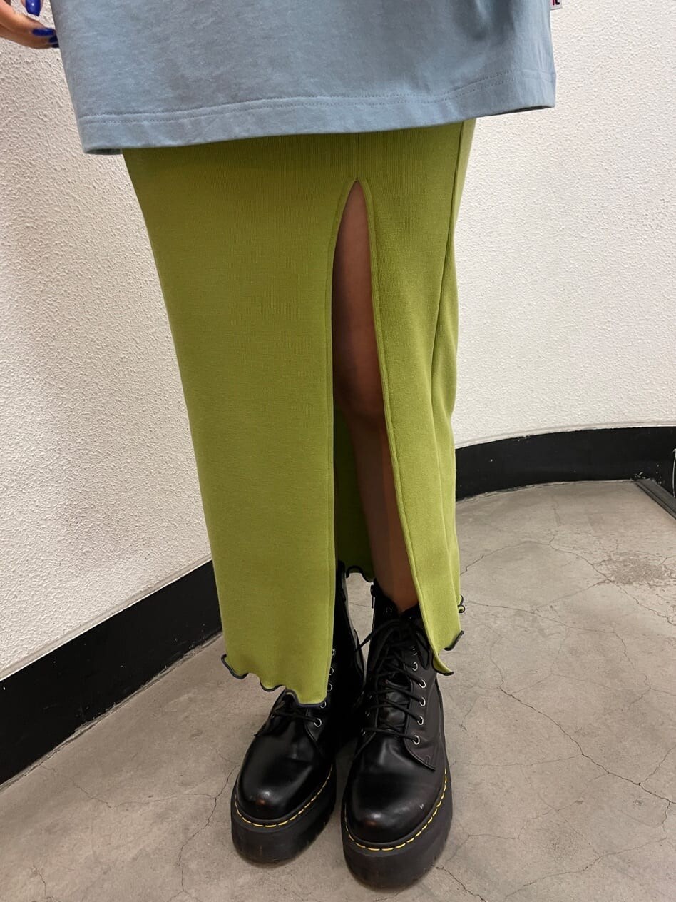 ブラック系のブーツ、グリーン系のワンピース、ブルー系のTシャツ/カットソーを着用したレディースの春コーディネートの7枚目の写真