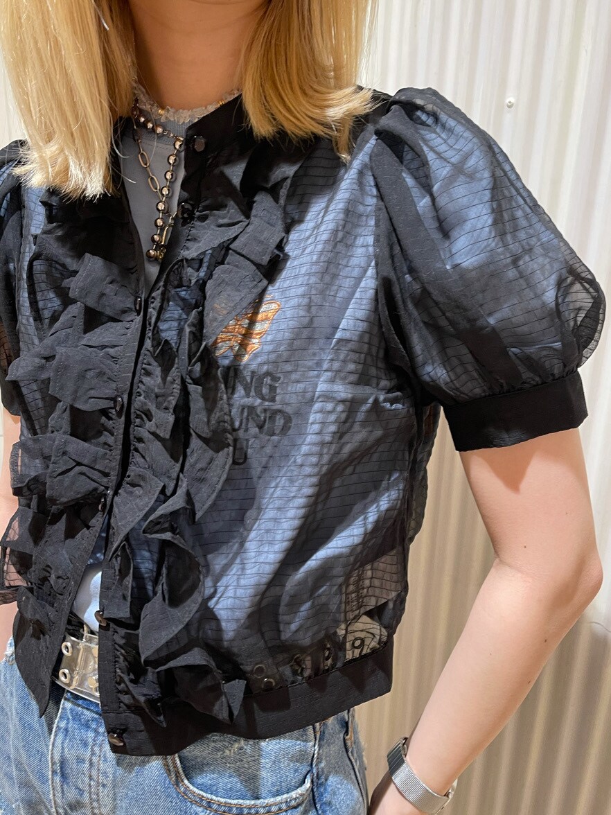 ブルー系のデニムパンツ、ブルー系のTシャツ/カットソー、ブラック系のシャツ/ブラウスを着用したレディースの春コーディネートの3枚目の写真