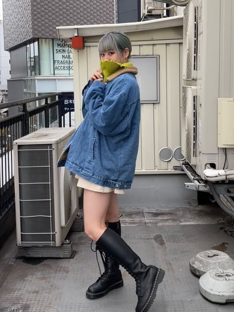 ブラック系のブーツ、ブルー系のデニムパンツ、ブルー系のその他アウターを着用したレディースの秋コーディネートの5枚目の写真