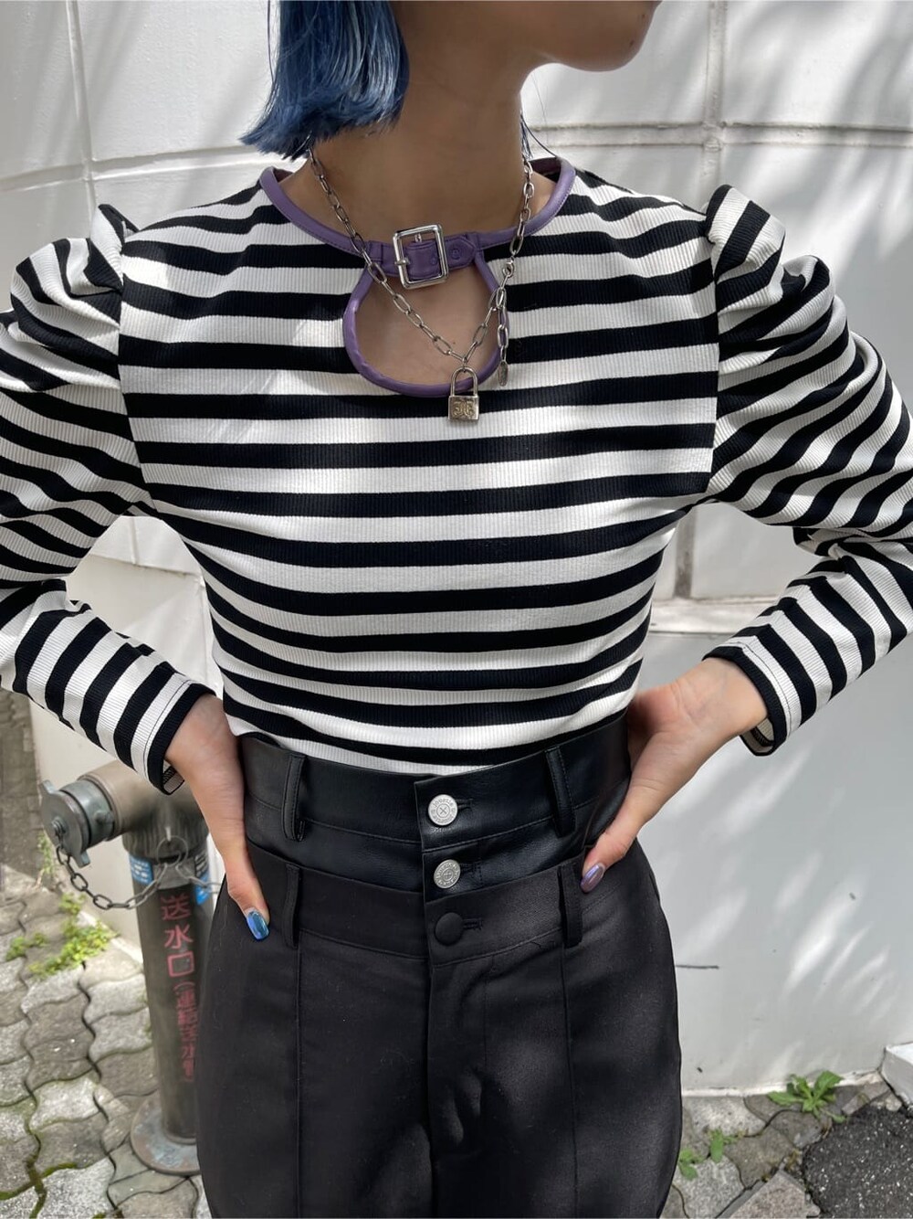 ブラック系のブーツ、ブラック系のその他パンツ、ホワイト系のTシャツ/カットソーを着用したレディースの秋コーディネートの6枚目の写真