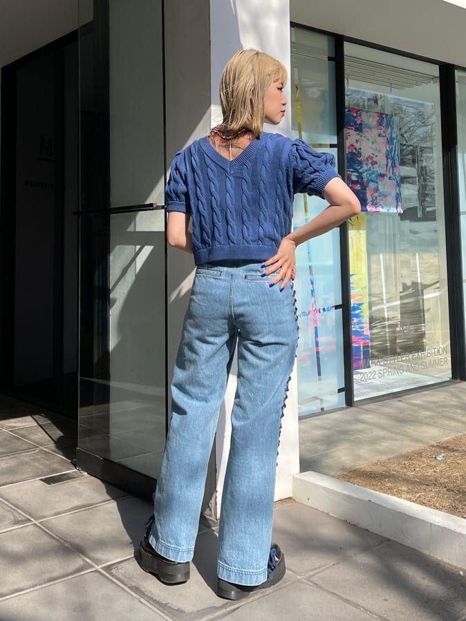 その他のTシャツ/カットソー、ブルー系のニット/セーター、ブルー系のデニムパンツを着用したレディースの春コーディネートの4枚目の写真