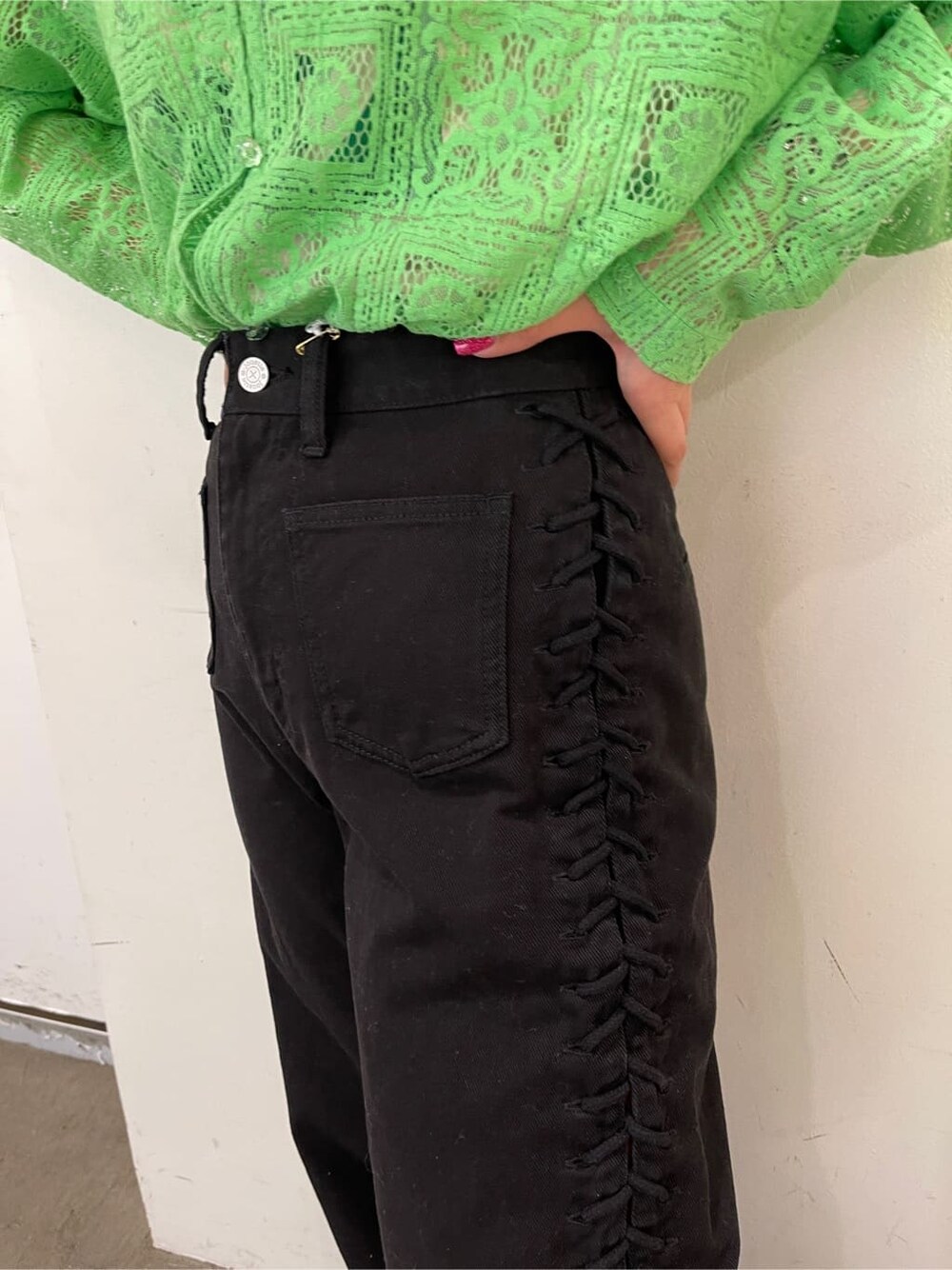 グリーン系のシャツ/ブラウス、ブラック系のデニムパンツ、ホワイト系のTシャツ/カットソーを着用したレディースの春コーディネートの9枚目の写真