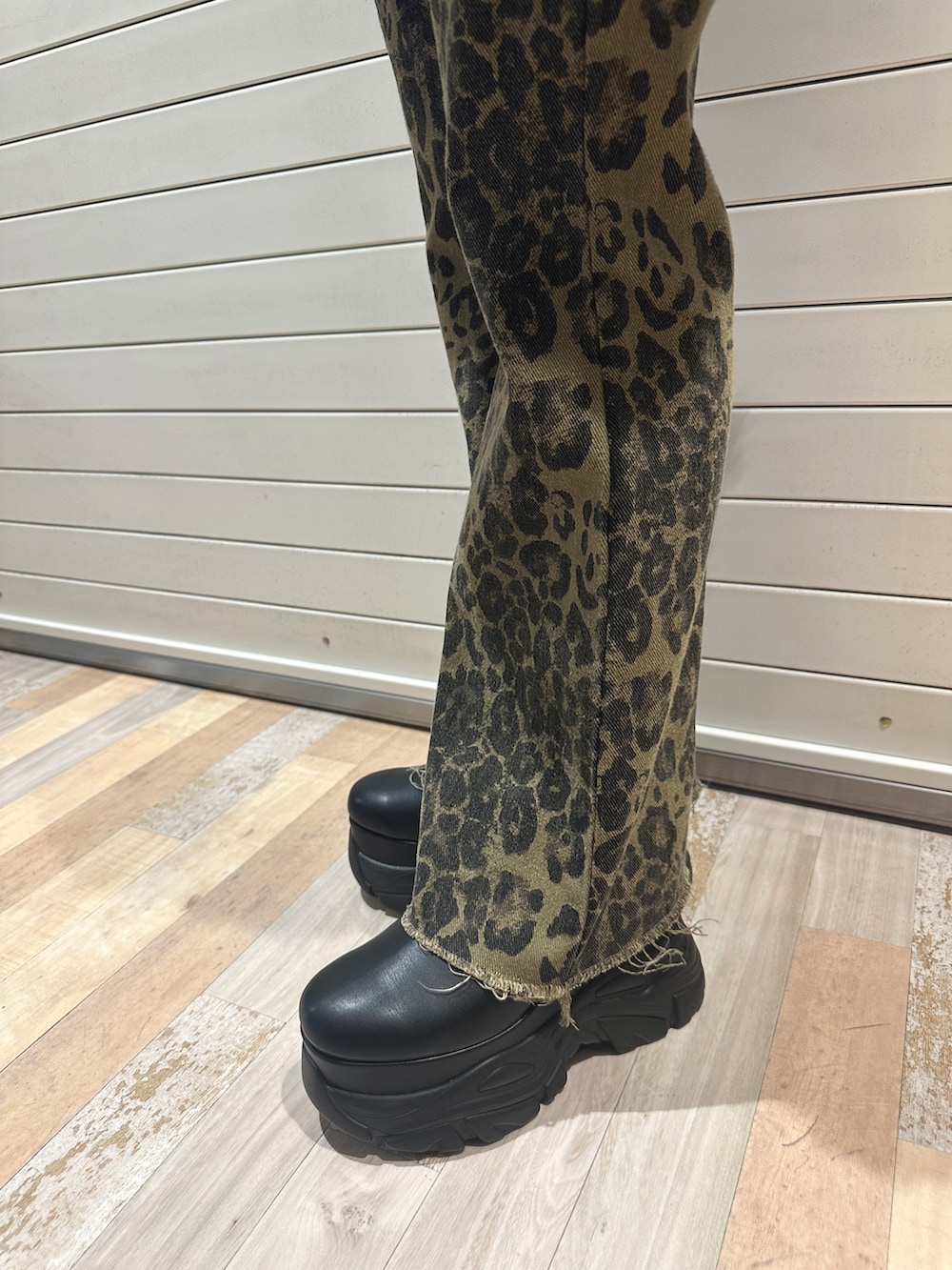 ブルー系のワンピース、グレー系のパーカー、ブラウン系のその他パンツを着用したレディースの秋コーディネートの10枚目の写真