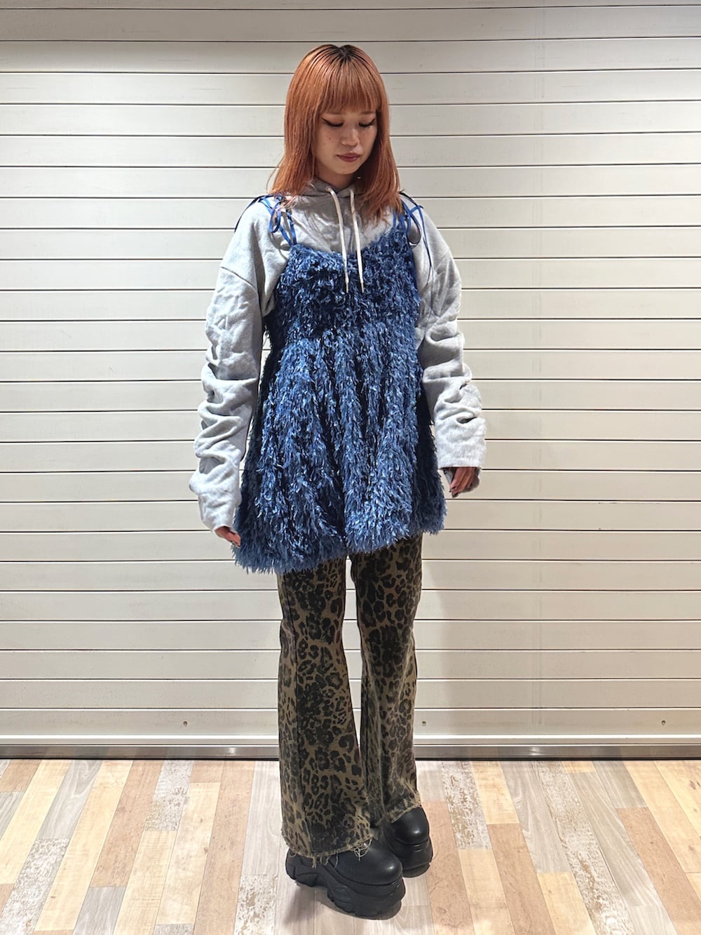 ブルー系のワンピース、グレー系のパーカー、ブラウン系のその他パンツを着用したレディースの秋コーディネートの4枚目の写真