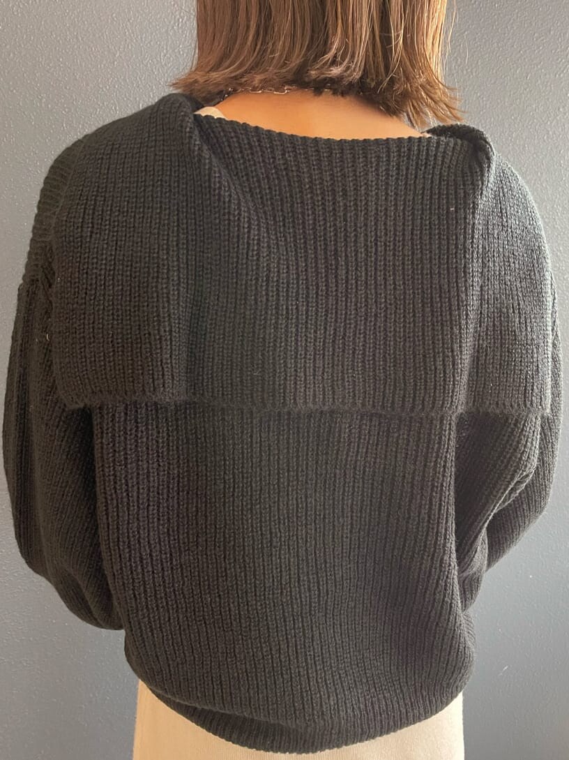 ブラック系のショルダーバッグ、ホワイト系のワンピース、ブラック系のニット/セーターを着用したレディースの秋コーディネートの7枚目の写真