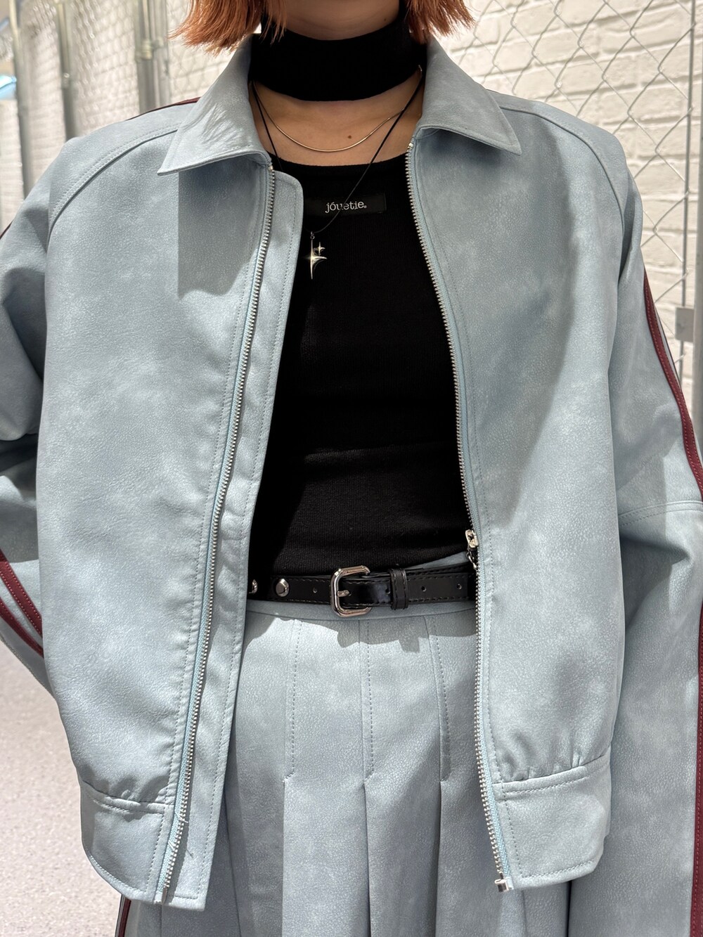 ブルー系のブルゾン、ブルー系のスカート、ブラック系のニット/セーターを着用したレディースの冬コーディネートの7枚目の写真