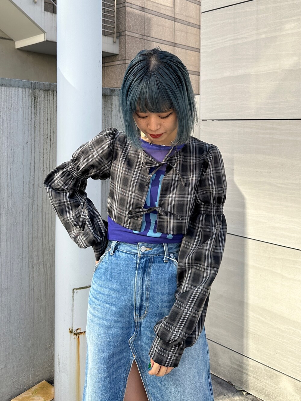 ブルー系のスカート、パープル系のTシャツ/カットソー、ブラック系のワンピースを着用したレディースの冬コーディネートの5枚目の写真