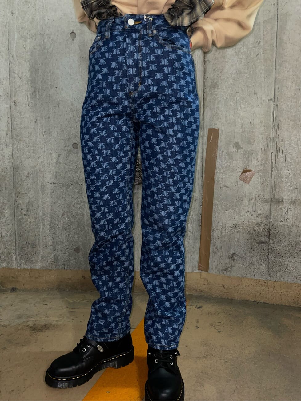 ブラウン系のショルダーバッグ、ベージュ系のTシャツ/カットソー、ブルー系のデニムパンツを着用したレディースの秋コーディネートの9枚目の写真