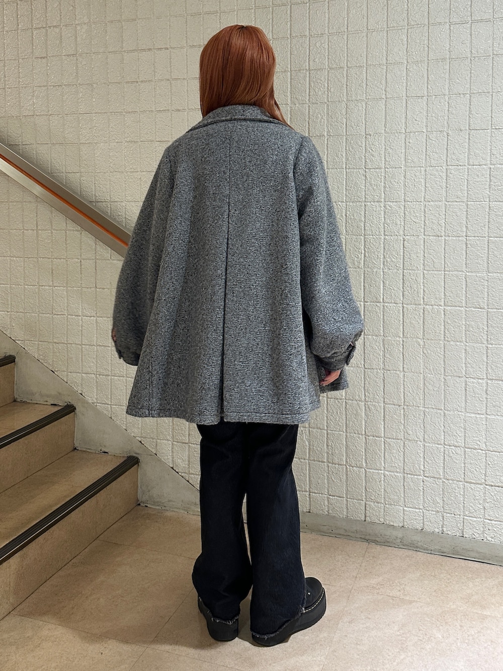 ブラック系のその他パンツ、グレー系のその他アウター、ホワイト系のニット/セーターを着用したレディースの秋コーディネートの4枚目の写真