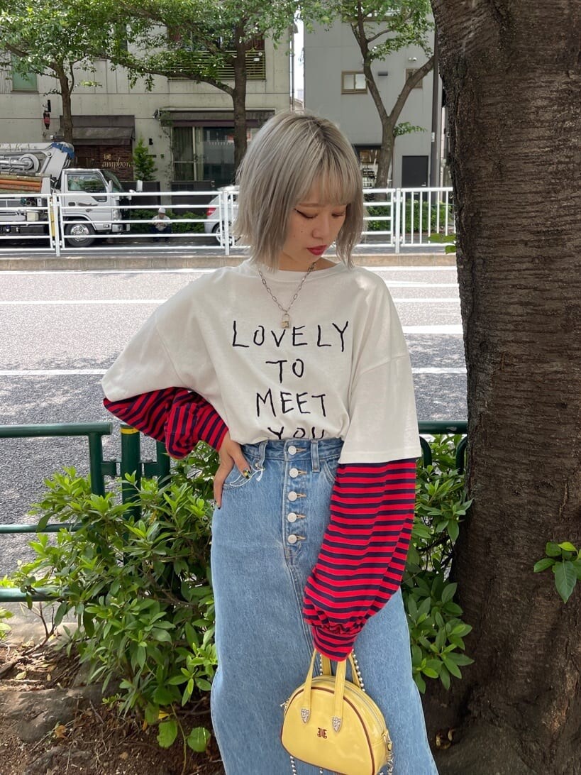 ブラック系のその他シューズ、イエロー系のボストンバッグ、ブルー系のデニムスカートを着用したレディースの夏コーディネートの6枚目の写真