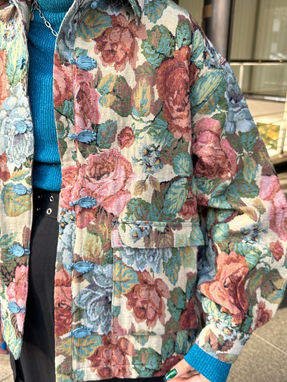 ブラウン系のスカート、ホワイト系のミリタリージャケット、ホワイト系のニット/セーターを着用したレディースの冬コーディネートの8枚目の写真