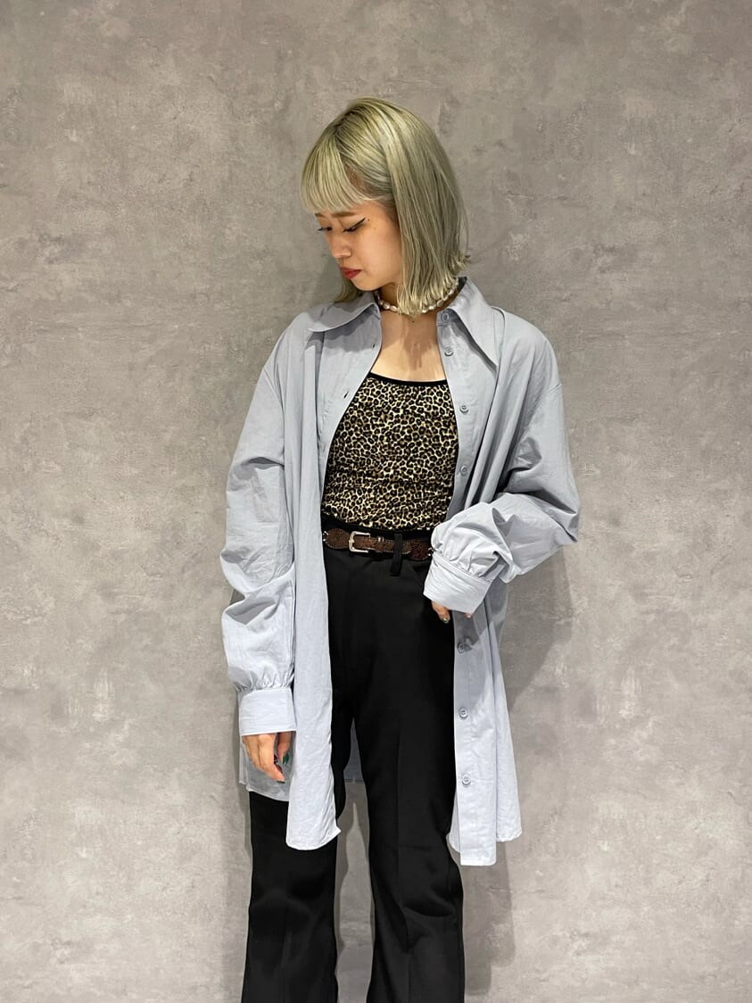 ブラック系のデニムパンツ、グレー系のシャツワンピース、その他のキャミソールを着用したレディースの秋コーディネートの5枚目の写真