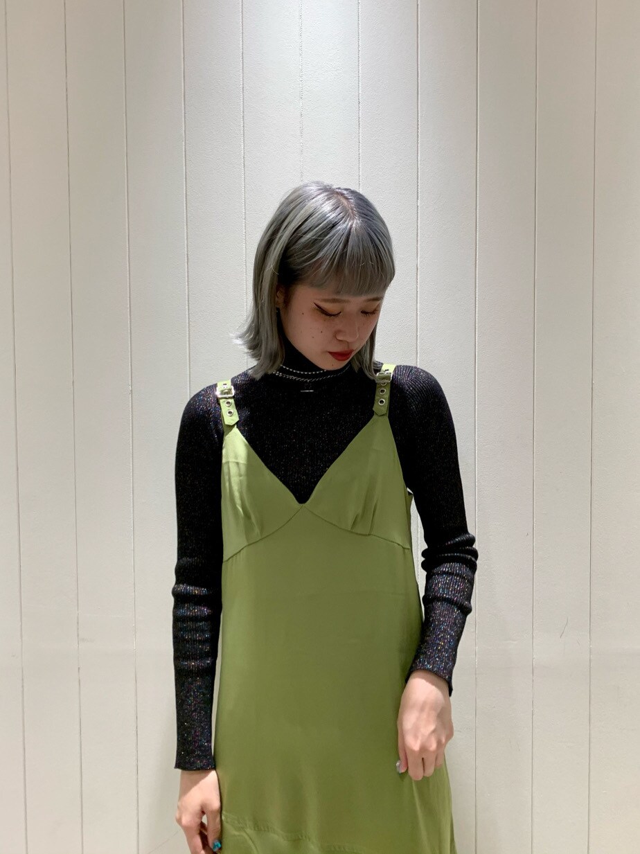 ブラック系のニット/セーター、グリーン系のワンピースを着用したレディースの秋コーディネートの2枚目の写真