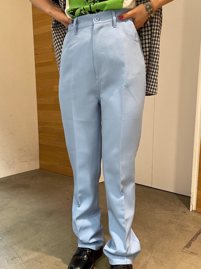 ブルー系のスラックス、ホワイト系のTシャツ/カットソー、その他のシャツ/ブラウスを着用したレディースの春コーディネートの8枚目の写真